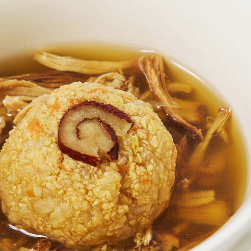 한 그릇에 정성스럽게 담아낸
여름철 영양식